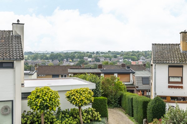 Foto - Te koop: Deels te moderniseren splitlevel drive-in woning (bouwjaar 1963) met 128 m² woonoppervlakte, 3 slaapkamers, tuin en een inpandige garage in Simpelveld